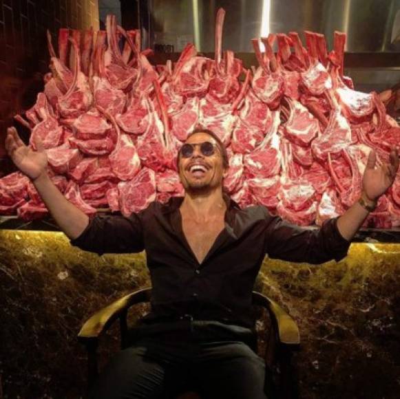 El chef turco, que vivió la mayor parte de su infancia y juventud en la pobreza, alcanzó la fama luego de que se viralizara un video en redes sociales donde se le observa salar la carne de una manera muy particular.