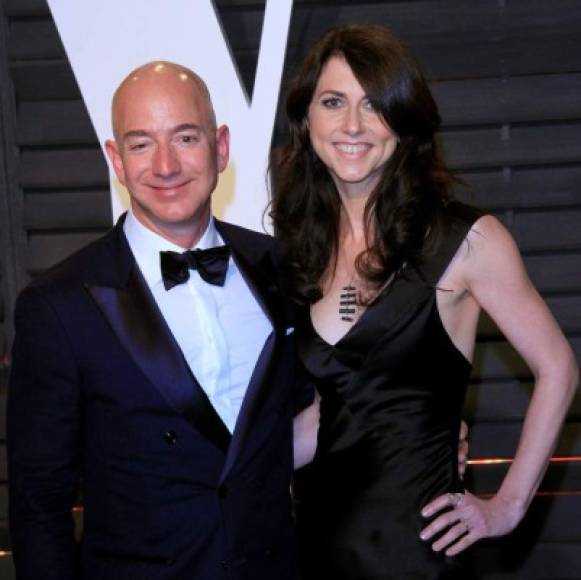 MAR19. BEVERLY HILLS (ESTADOS UNIDOS), 09/01/2019.- Fotografía de archivo fechada el 26 de febrero de 2017 que muestra al empresario estadounidense y fundador de Amazon, Jeff Bezos (i), y a su esposa, MacKenzie Bezos (d), mientras posan a su llegada a la tradicional fiesta de Vanity Fair tras la 89 edición de los Óscar, en Beverly Hills, California (Estados Unidos). El consejero delegado de Amazon, Jeff Bezos, y su esposa MacKenzie anunciaron hoy, miércoles 9 de enero de 2019, en un comunicado conjunto que se divorcian tras 25 años de matrimonio. EFE/Nina Prommer