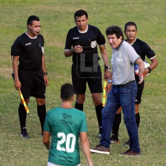 Héctor Vargas se fue a reclamarle, enojado, a los árbitros al final del partido.