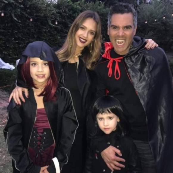 La actriz Jessica Alba y el productor de cine Cash Warren y sus dos pequeñas hijas se disfrazaron de vampiros.