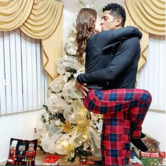 Carlo Costly le mostró su amor a su esposa Tita Torres en las redes sociales en esta Nochebuena.