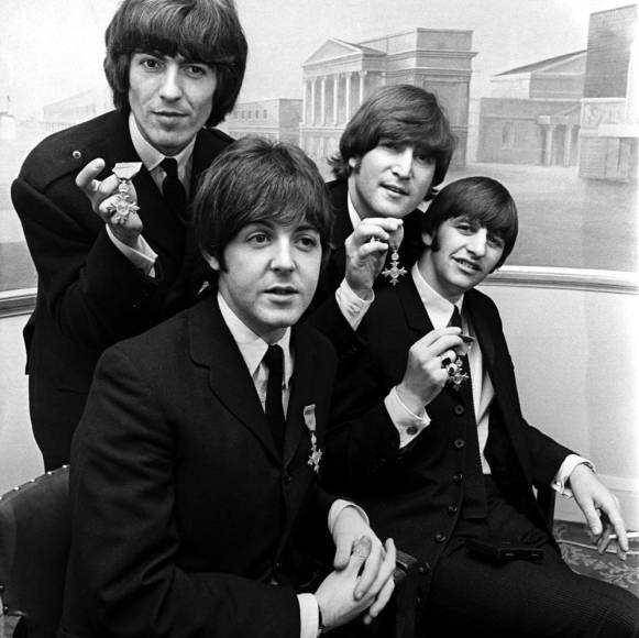 En 1981 John Lennon fue asesinado por un ‘fan’ frustrado y enloquecido en Nueva York y en 2001 George Harrison murió de cáncer. Paul McCartney y Ringo Starr aún están vivos y permanecen musicalmente activos.