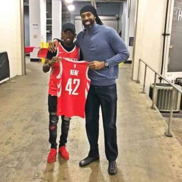 El delantero hondureño Alberth Elis junto al jugador Nenê de baloncesto, milita en el Houston Rockets.