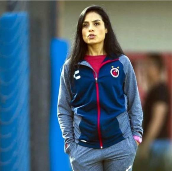 Valentina de Idhalí López Delgadillo es la doctora del equipo femenil de los Tiburones Rojos del Veracruz.