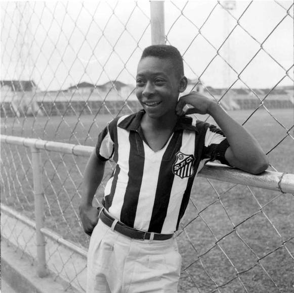 Una de las primeras imágenes de Pelé como futbolista. Tenía 15 años, ya había debutado en la Primera División con el Santos y ya había marcado un gol.