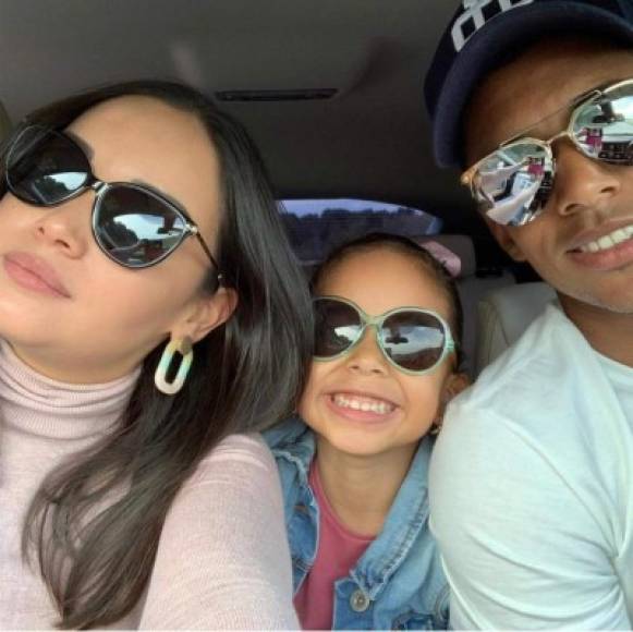 Hasta el destacado futbolista hondureño Choco Lozano celebra este día con una foto de su pequeña hija y amada esposa.