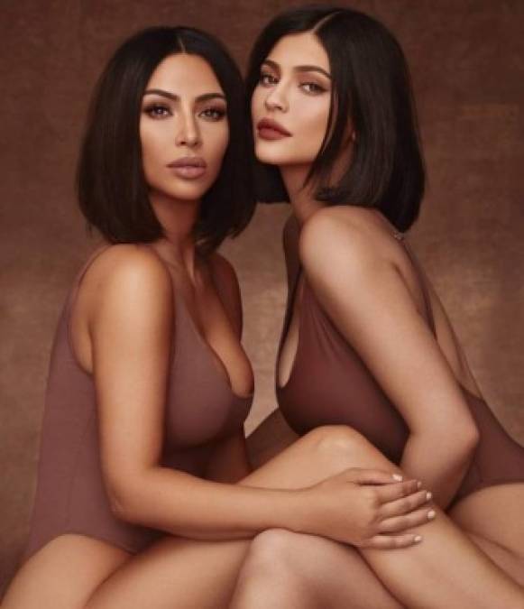 La reina cosmética nunca descansa. En paralelo con el calendario, Kylie recién lanzó la segunda parte de su línea de cosméticos en colaboración con su hermana Kim Kardashian.
