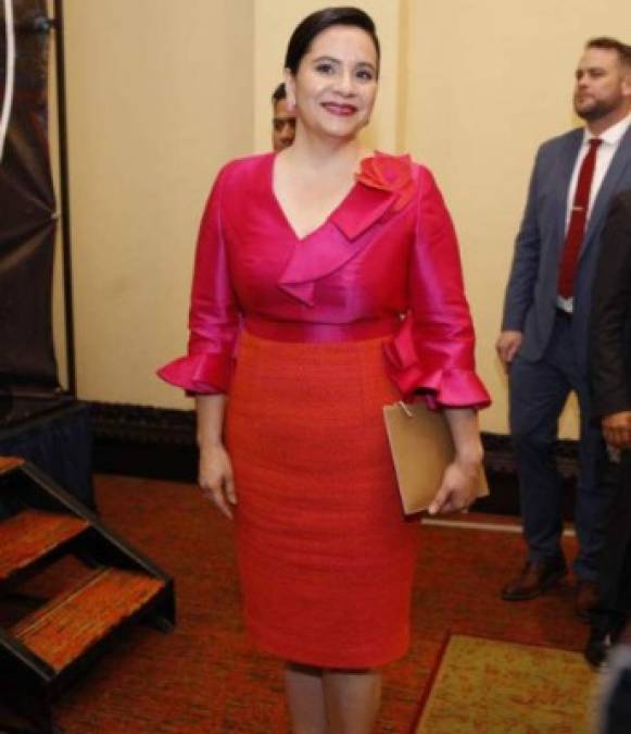 Ana de Hernández, primera dama asistió a la celebración de independencia con un diseño fucsia confeccionado por el hondureño Yoyo Barrientos.