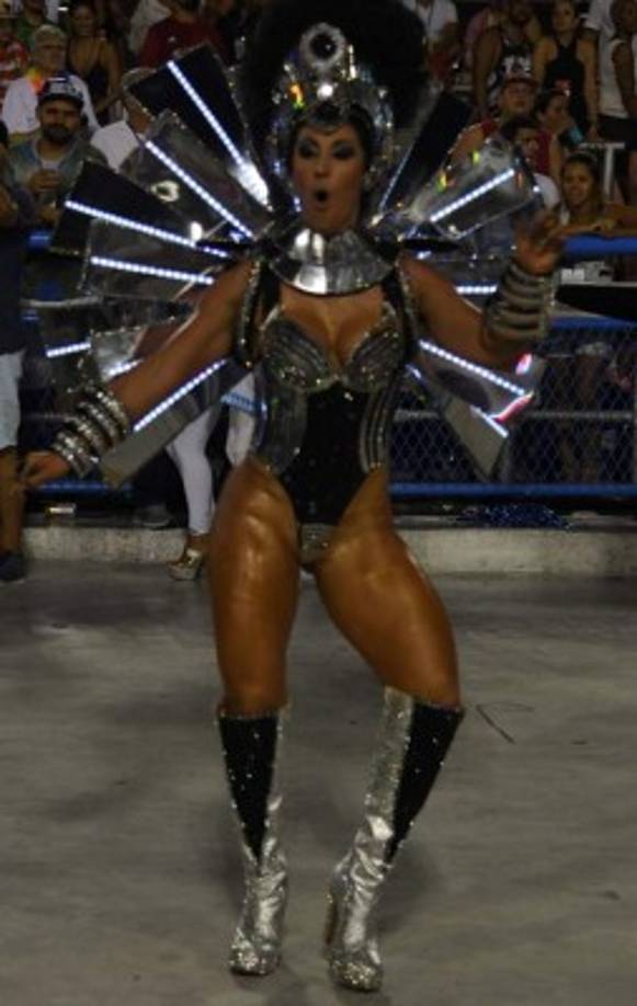 El primer baile del Carnaval de Río se celebró en 1840 y los participantes bailaban polcas y valses, en contraposición con la samba, que no fue introducida hasta 1917.<br/>