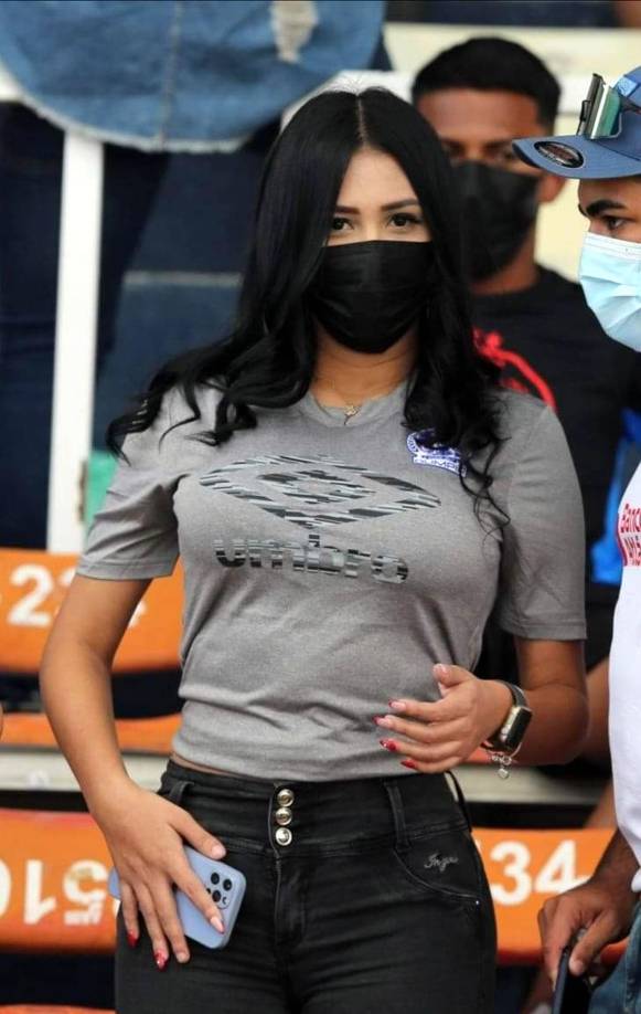 Ella, con camiseta del Olimpia, se robó muchas miradas en el sector de silla del escenario deportivo.