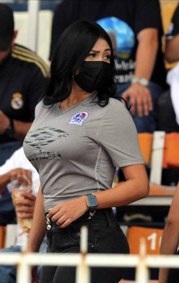 Ella, con camiseta del Olimpia, se robó muchas miradas en el sector de silla del escenario deportivo.