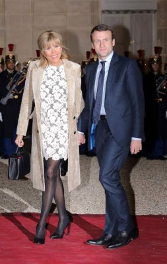 Adepta a los pantalones ajustados y a los zapatos de tacón de aguja, Brigitte se ha vuelto una habitual de las portadas de prensa del corazón, fotografiada caminando de la mano con su esposo por París.