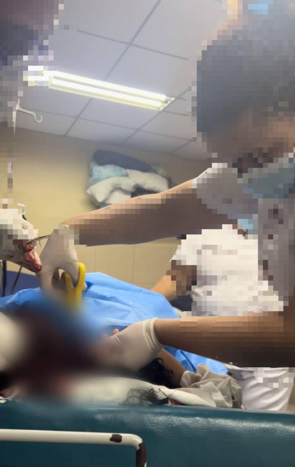 Una vez asegurada la menor, se procedió a su traslado de urgencia al Hospital Atlantida debido a las graves lesiones que presentaba en varias partes de su cuerpo, incluyendo manos, rostro y cabeza, causadas por un arma blanca, concretamente un machete.