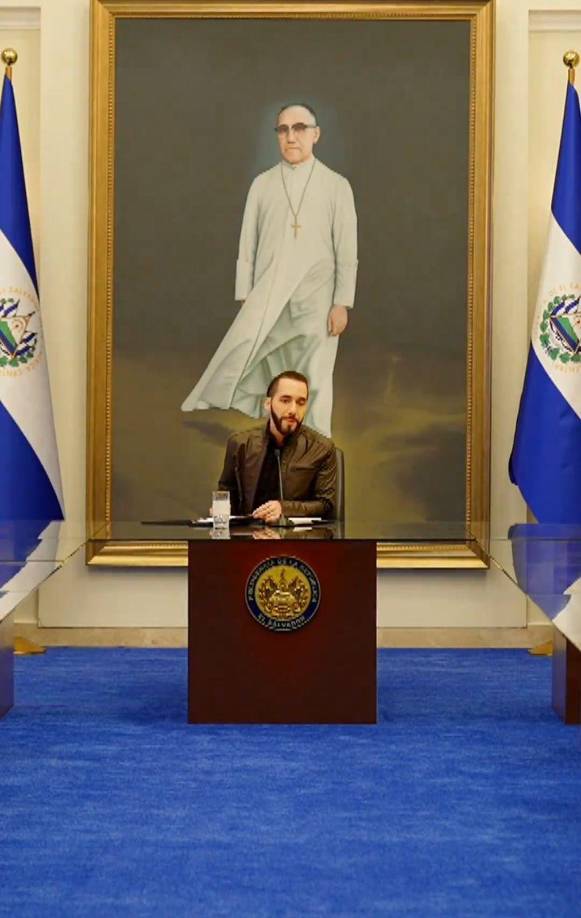 ”Sería muy tonto de nuestra parte no volver a intentar nuestra propia receta, que responde a nuestra propia realidad”, argumentó Bukele.