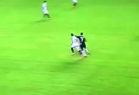 VIDEO: Cristiano agrede con un puñetazo a jugador del Sevilla