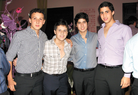 La fiesta de ensueño de dos quinceañeras