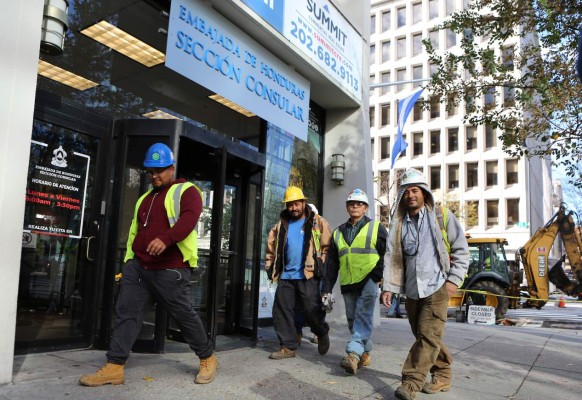 Entre lágrimas, hondureños en EUA esperan les amplíen el TPS