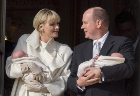 Mónaco presenta a sus príncipes mellizos