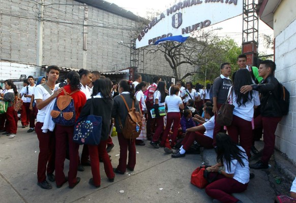 Anuncian expulsiones por retomar protestas estudiantiles