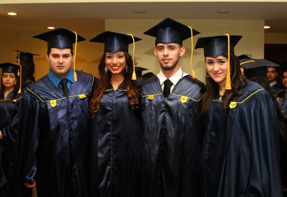 Aplausos por los graduados de la Universidad de San Pedro Sula