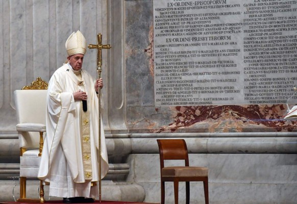 El papa honra en Jueves Santo a los 'santos' que luchan contra la pandemia