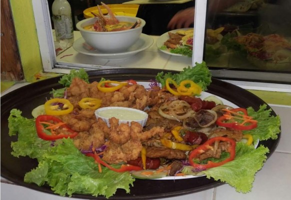 Cientos de veraneantes disfrutan del mar en Omoa, Cortés