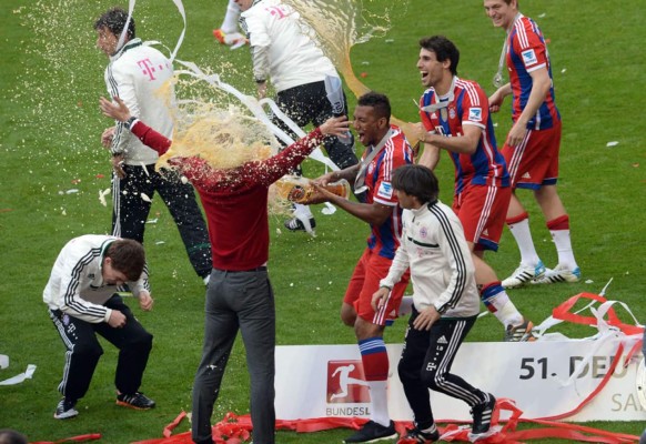 Pep Guardiola recibe la tradicional ducha de cerveza del campeón