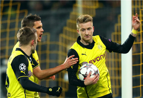 Borussia Dortmund vuela a costa del Napoli