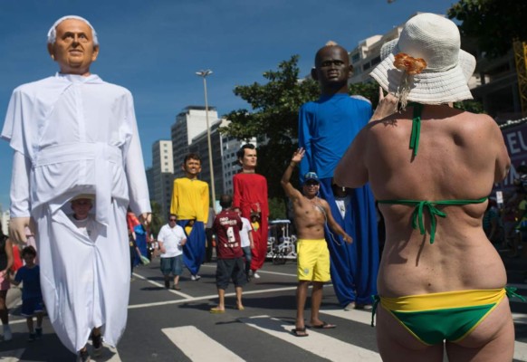 Una foto gigante del Papa decora la concentración argentina