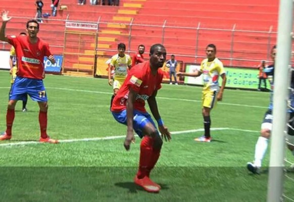 Dennis López: Soy feliz como futbolista, pero volveré al magisterio&nbsp;&nbsp;
