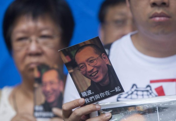 Médicos internacionales dicen que Nobel chino Liu puede viajar a extranjero