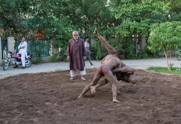 Dos luchadores pelean en un centro de entrenamiento de la ciudad oriental de Lahore. Durante décadas fue uno de los deportes que más gloria proporciono a Pakistán con títulos internacionales y miles de personas acudían a los combates, pero hoy la lucha libre tradicional pelea por sobrevivir entre la indiferencia del Gobierno y el desinterés de los jóvenes. EFE