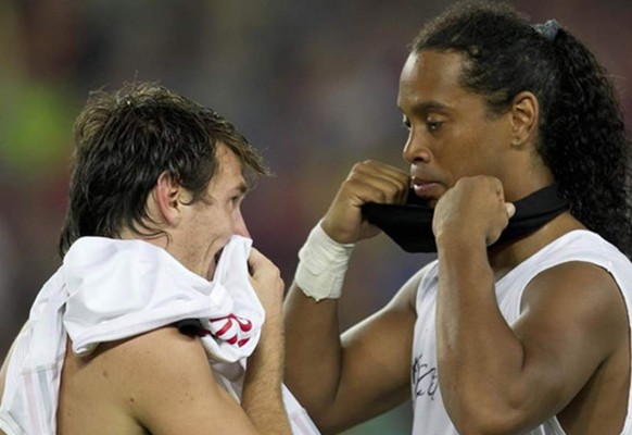 Messi le obsequió una camiseta a Ronaldinho