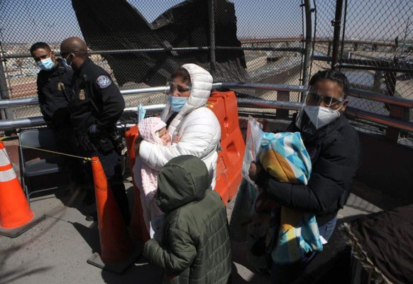 Biden pide ayuda de agencia de emergencia ante crisis fronteriza