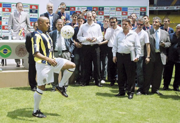 Roberto Carlos firmó ayer con el Fenerbahce