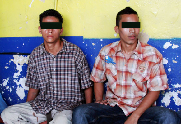 Caen dos supuestos pandilleros con armas