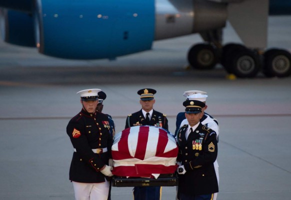 El féretro de John McCain llega a Washington para tres días de tributos