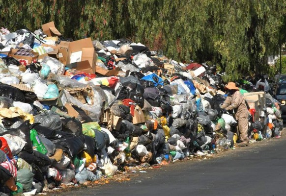 Ciudad boliviana se llena de basura en medio de la crisis sanitaria   