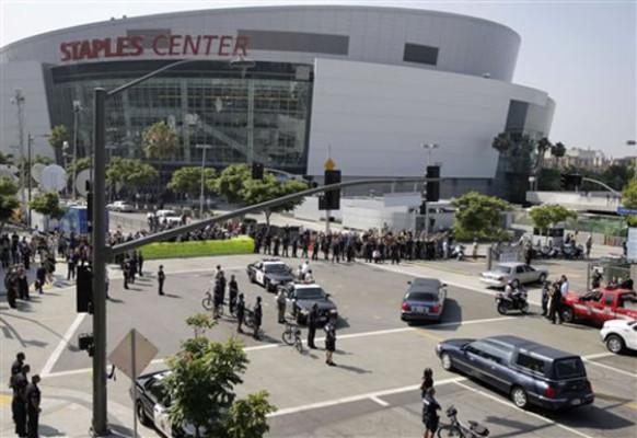 Parientes y famosos rinden homenaje a Jackson