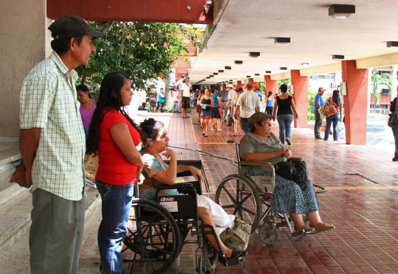 Plantón provoca parálisis en consulta externa del hospital Mario Rivas