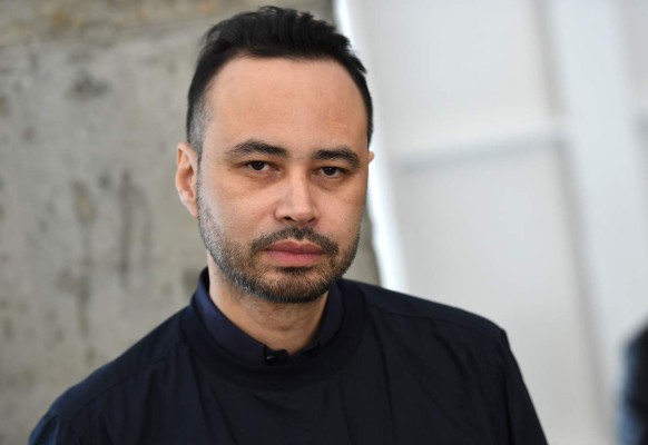 Fashion designer Carlos Campos poses backstage prior to his fashion show during New York Fashion Week Mens' at Skylight Modern on February 6, 2018 in New York City. / AFP PHOTO / ANGELA WEISS