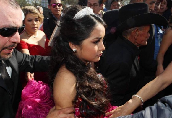 Alcalde que 'roba poquito' regala un carro a la Rubí