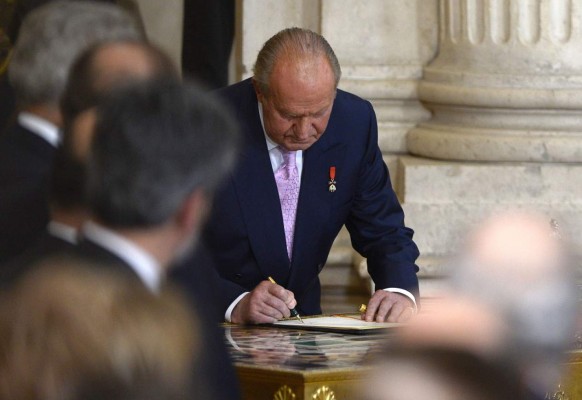 Juan Carlos firma su abdicación como rey de España