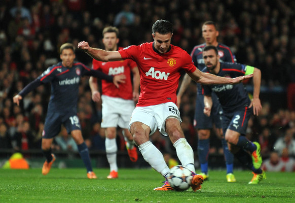 Un 'hat-trick' de Van Persie clasifica al Manchester United