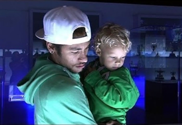 Video: Neymar visita el museo del Barça con su hijo
