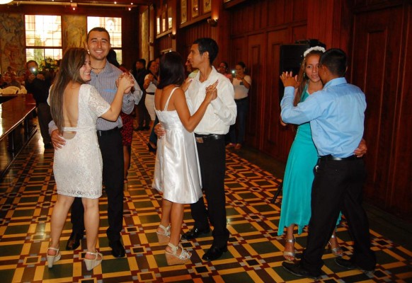 Se casan doce parejas en ceremonia especial