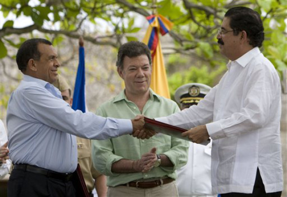 Lobo y Zelaya firman acuerdo para retorno de Honduras a la OEA