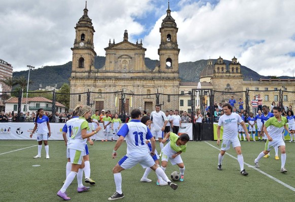 Carlos Vives juega al fútbol con niños por la paz en Colombia