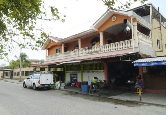 POLLOS NIXONSus precios oscilan desde 50 hasta 80 lempiras. Le atiende de 10:30 am - 9:30 pm, todos los días de la semana. Está en el bulevar Las Torres, frente a la Escuela Primero de Febrero en la colonia Satélite. Tel. 9487-5741.