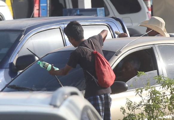 Los semáforos son los lugares escogidos para pedir. Otros prefieren ir de casa en casa en ciertas colonias de clase media.